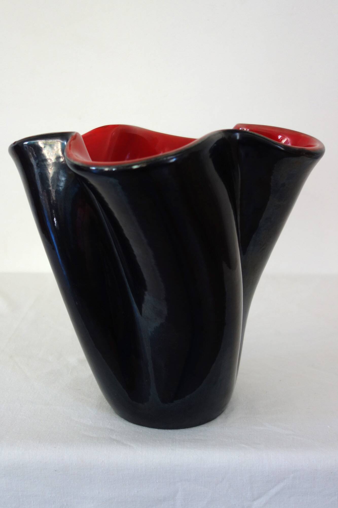 Grand vase bicolore rouge et noir par Elchinger, France, 1950s
