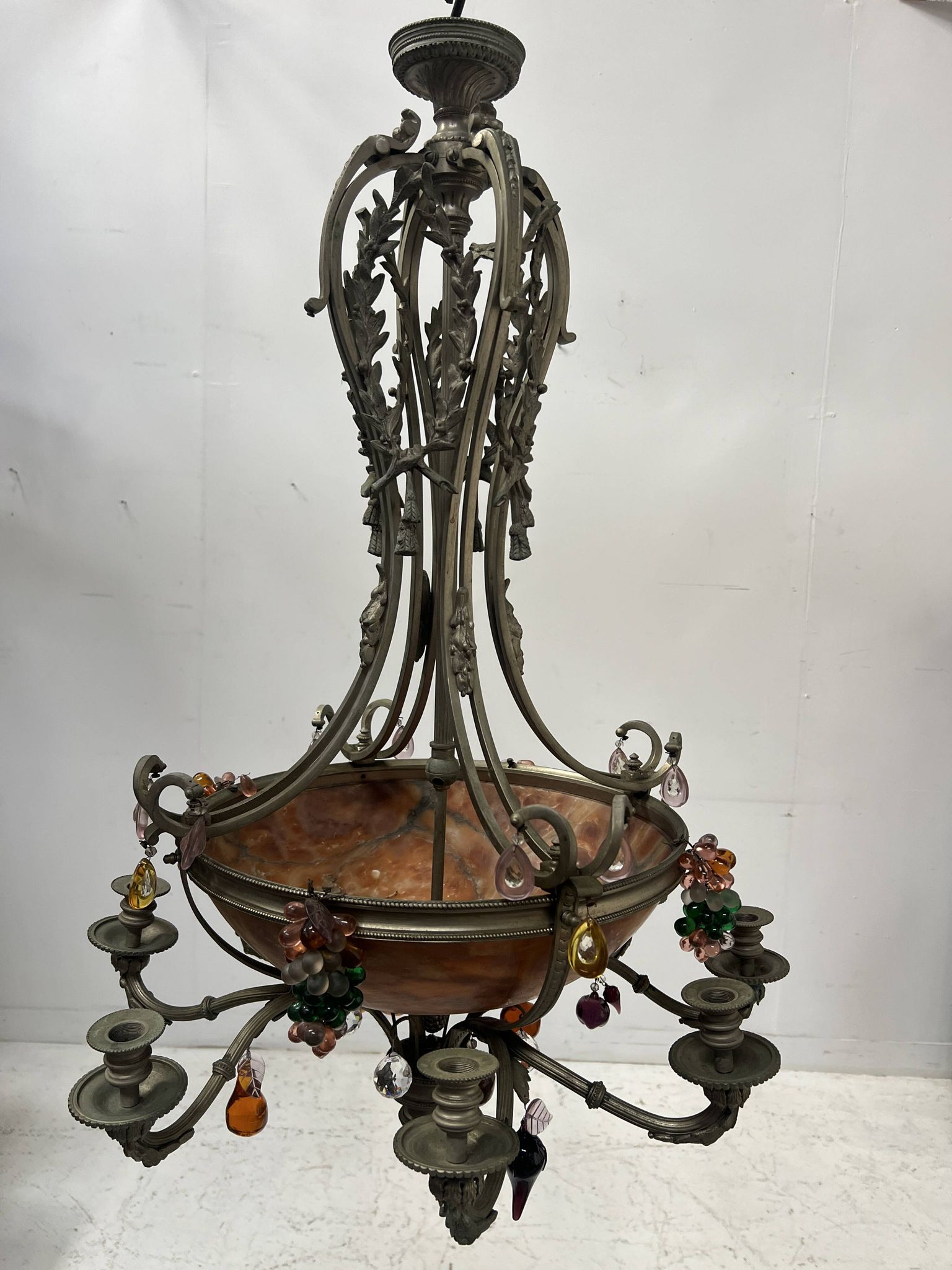 Napoleon III chandelier in bronze and alabaster with eight light arms, 19th century.