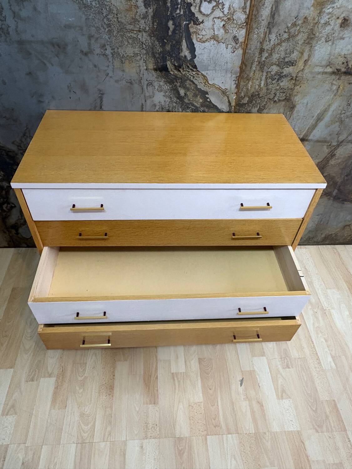 Commode en chêne & rose poudré