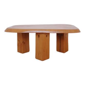 Table basse brutaliste tripode