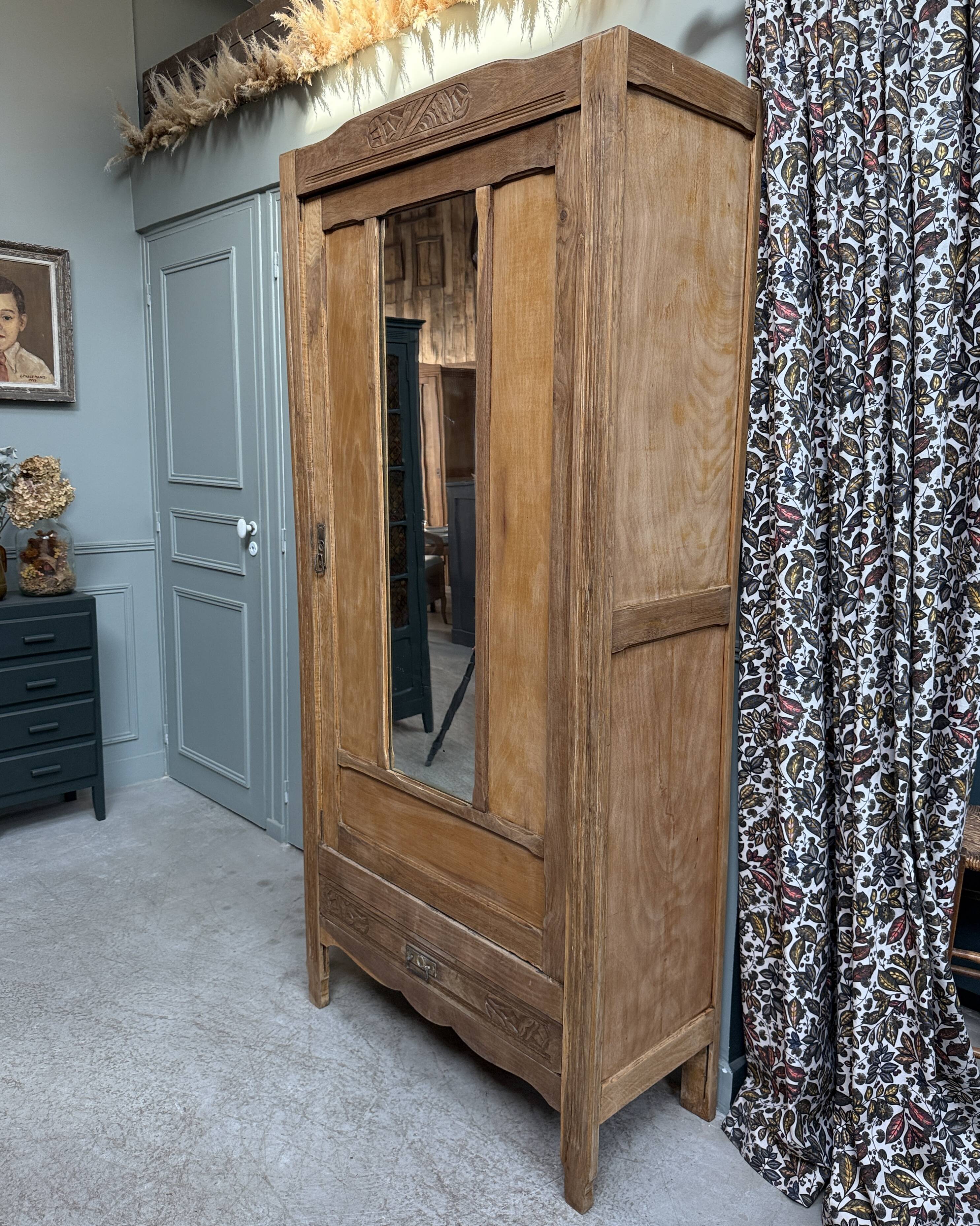 Renovated Art Deco bonnetière