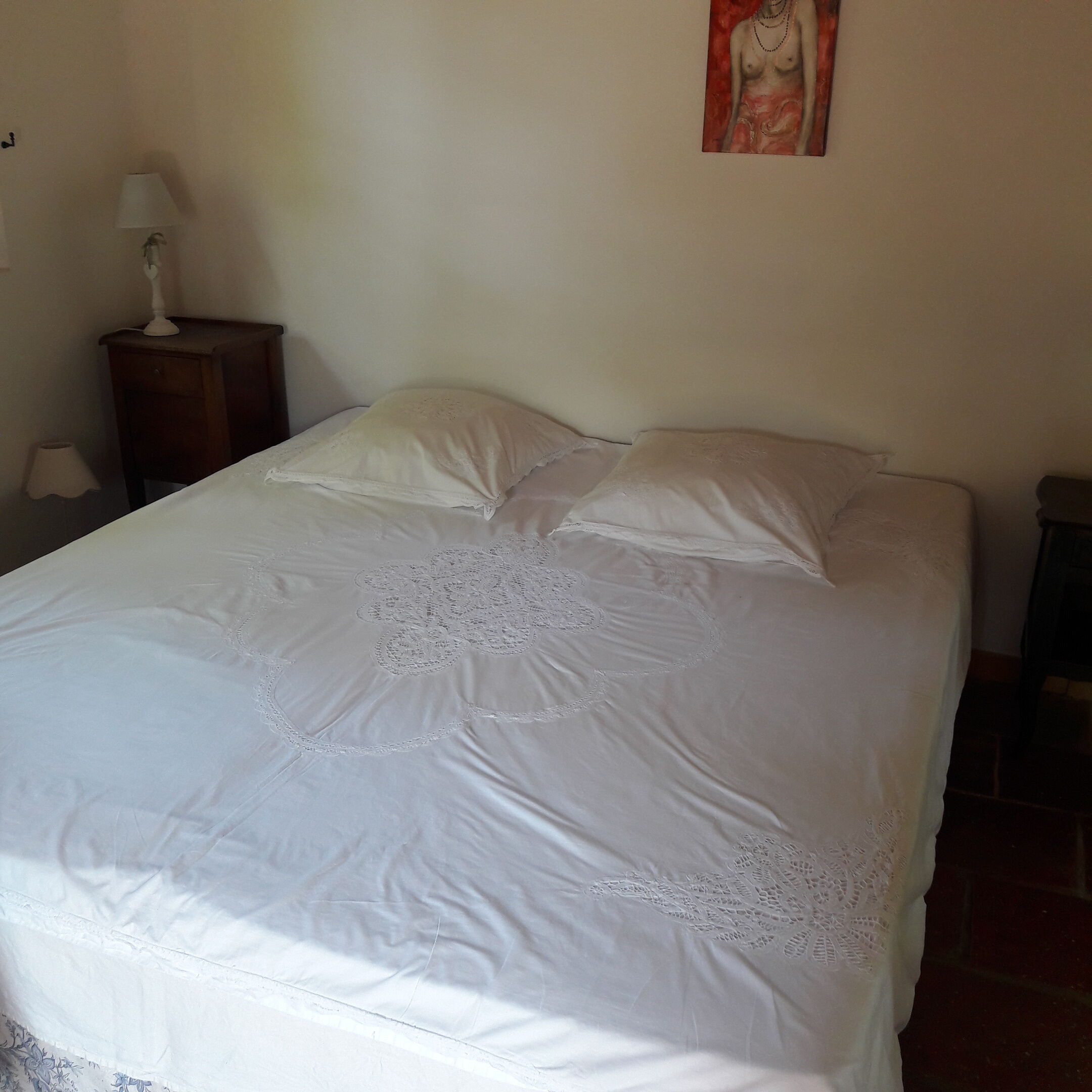 Set cover duvet and white lace pillowcases