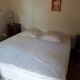 Set cover duvet and white lace pillowcases