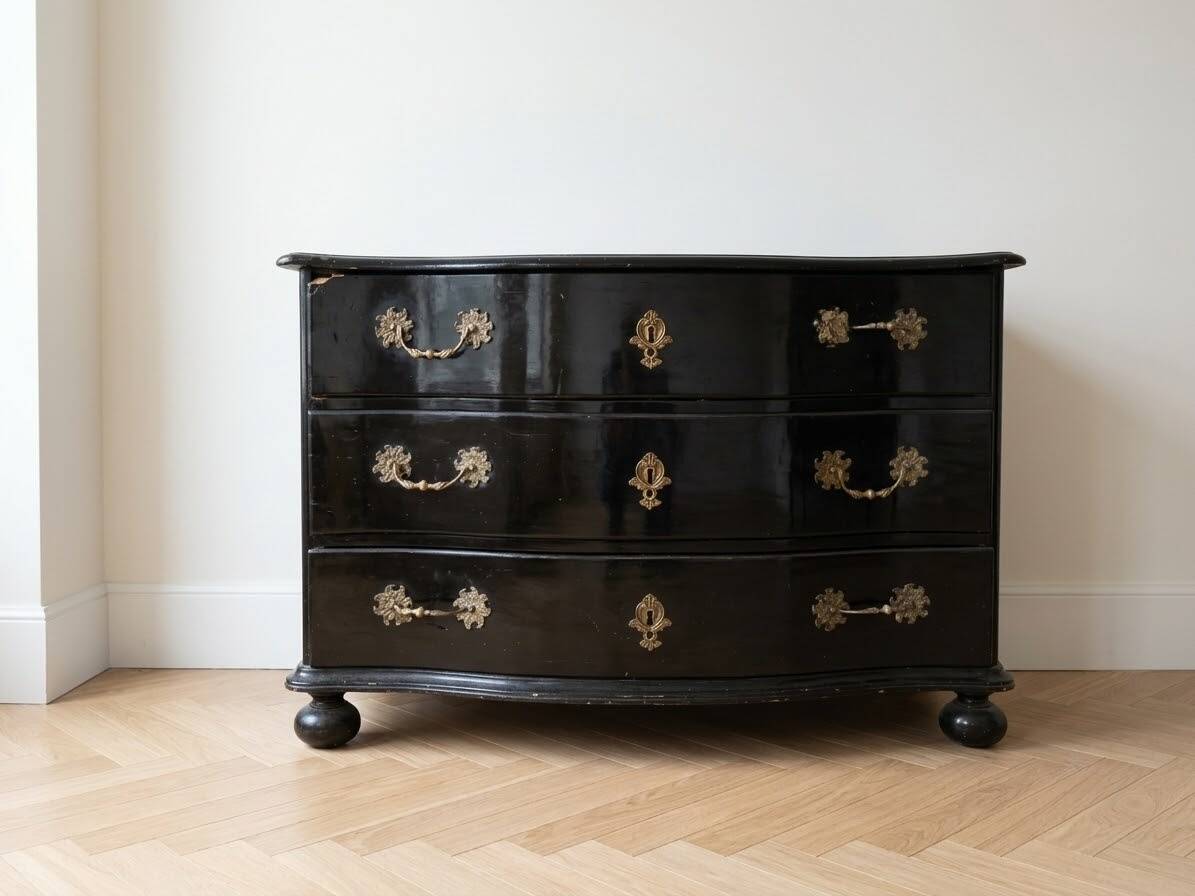 Commode galbée en bois noir laqué – Style Louis XV – 3 grands tiroirs