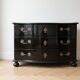Commode galbée en bois noir laqué – Style Louis XV – 3 grands tiroirs