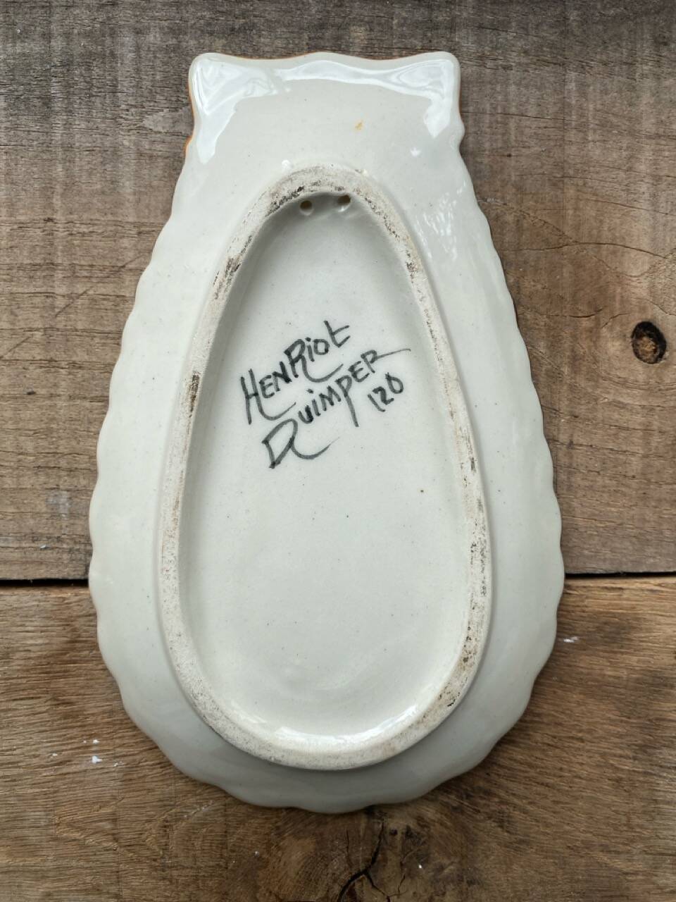 Small wall plate in Henriot Quimper earthenware, floral decoration.