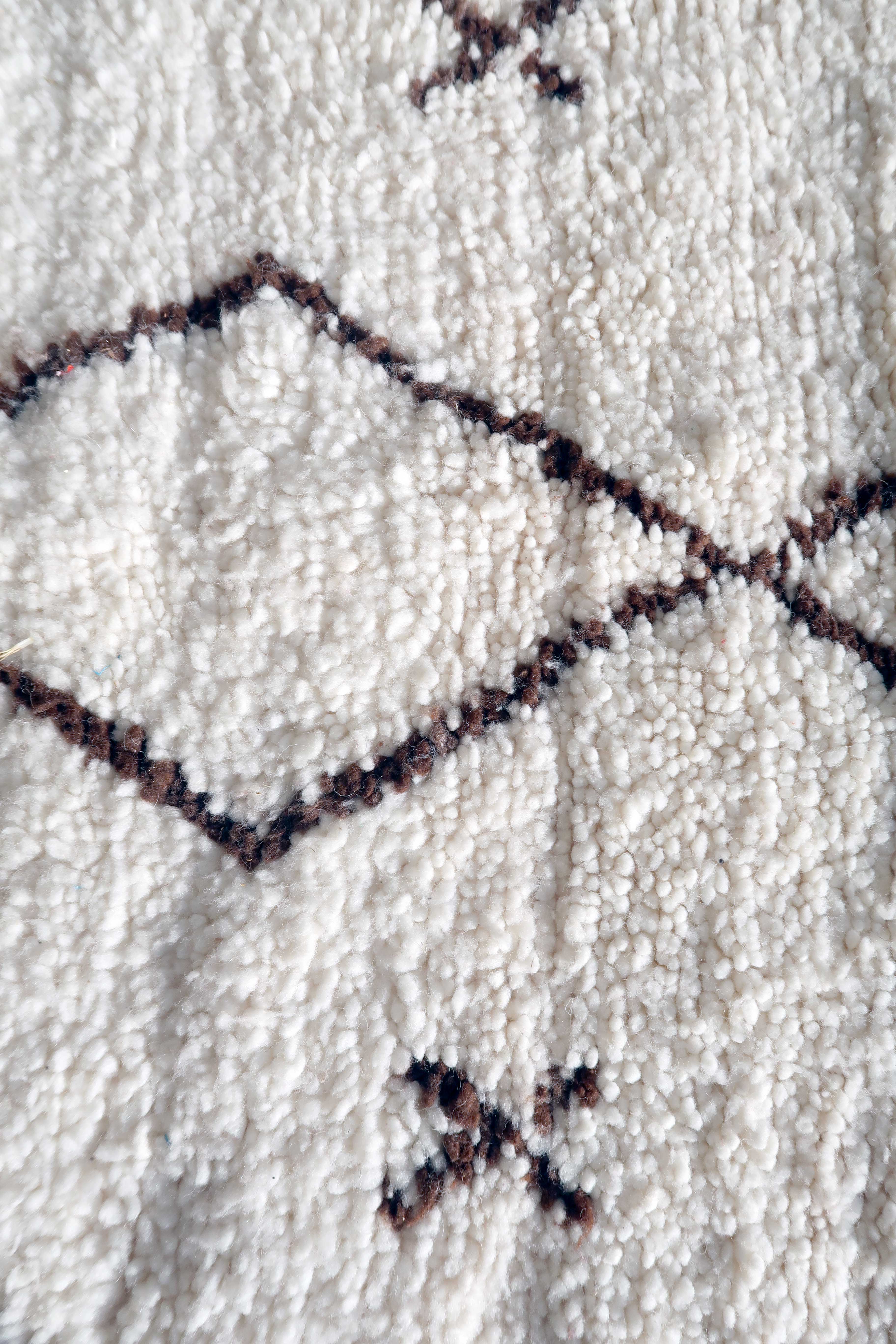 Brown and white Berber Béni Ouarain rug with diamonds in wool