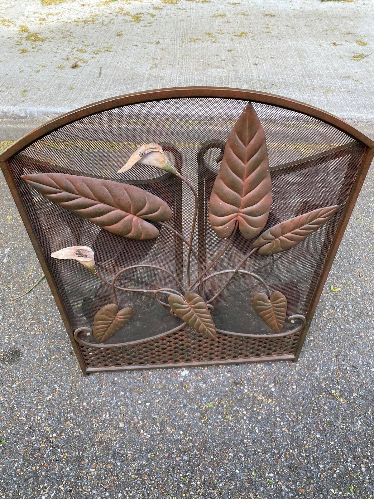 Foldable wrought iron fireplace screen sculpted from the 1950s.