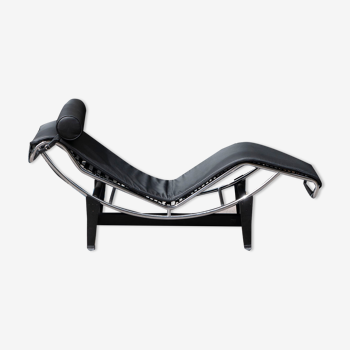 LC4 armchair in black leather by Le Corbusier - Cassina