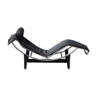 LC4 armchair in black leather by Le Corbusier - Cassina