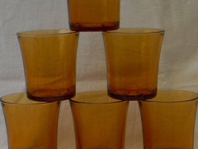 Lot de 6 verres en verre ambré duralex.