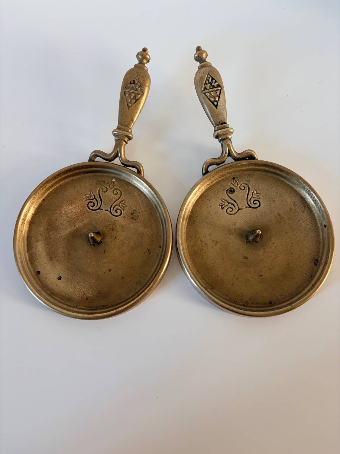 Pair of hand candlesticks "Rat de cave" in brass - Late 19th century