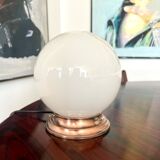 Opaline ball lamp to pose