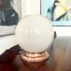 Lampe boule en opaline à poser