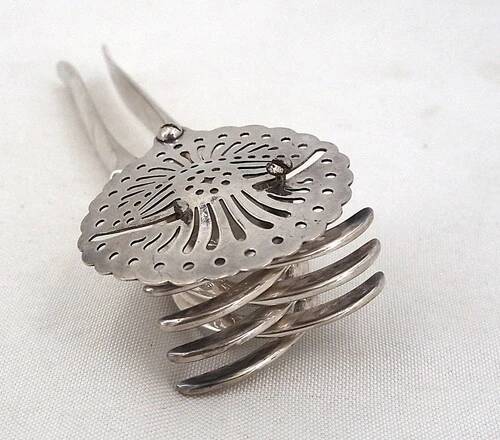 Christofle patented lemon squeezer in silver-plated metal, excellent condition.