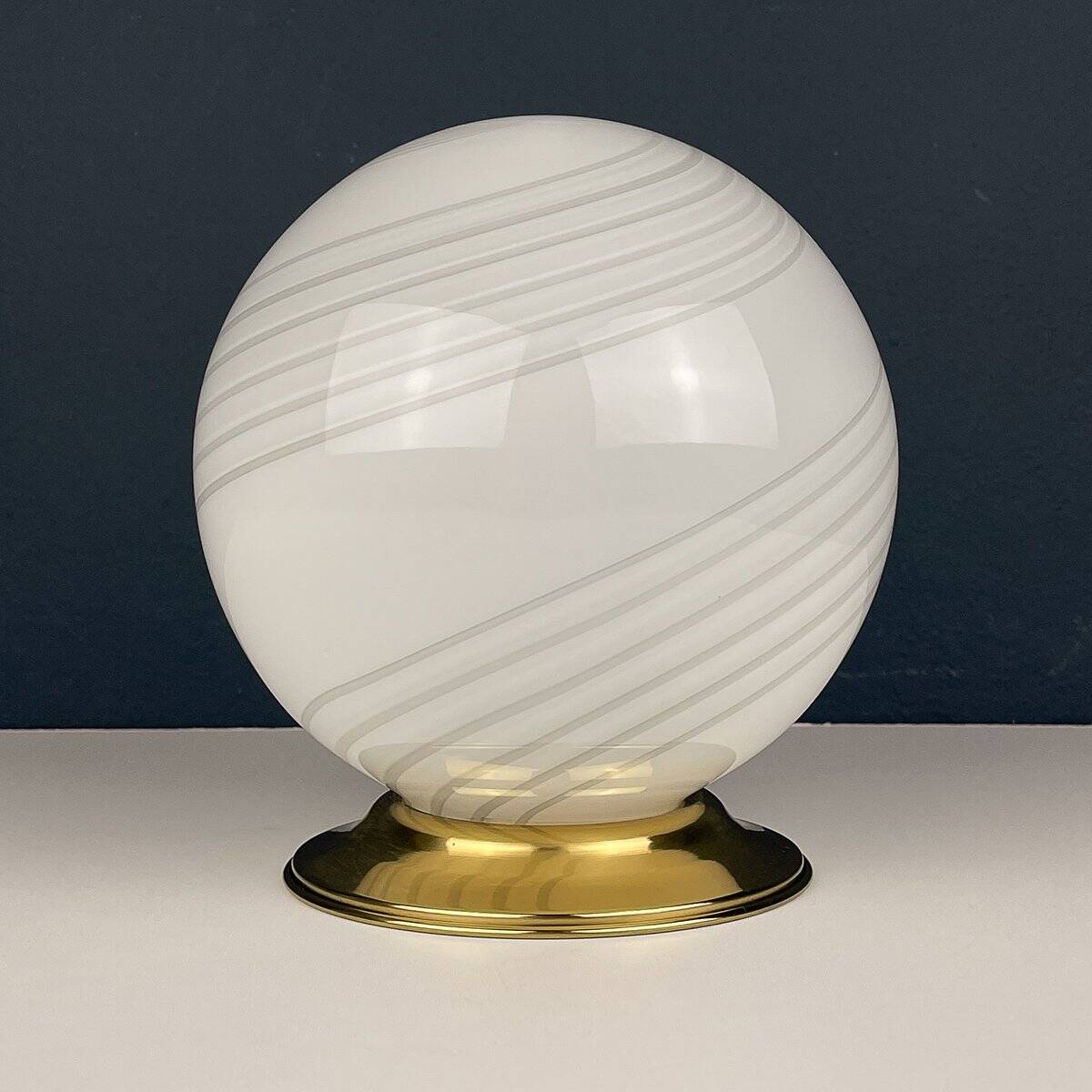 Vintage table lamp in white Murano glass, Italy, 1970s.