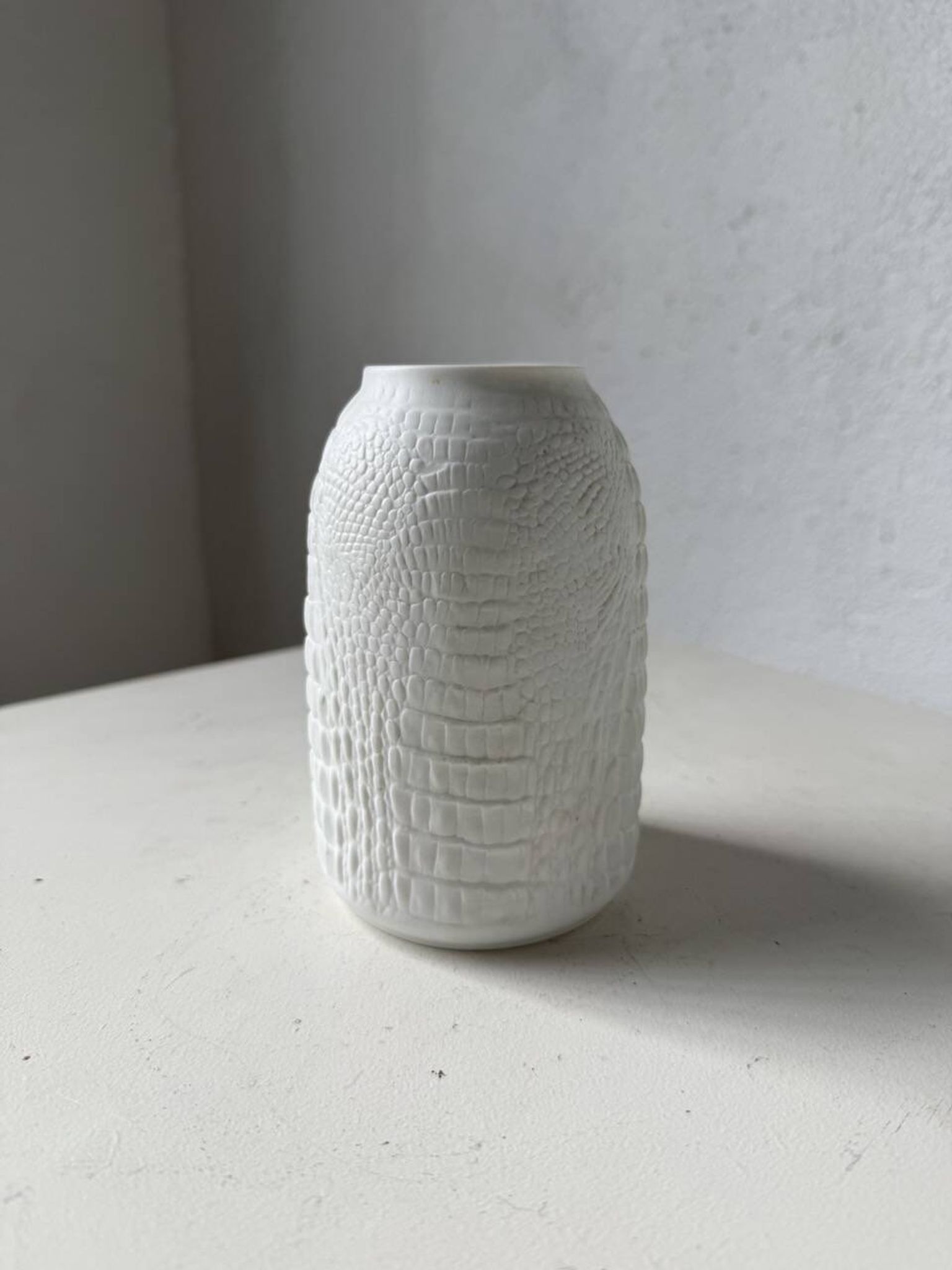 Vase en porcelaine Kaiser, finition « peau de crocodile »