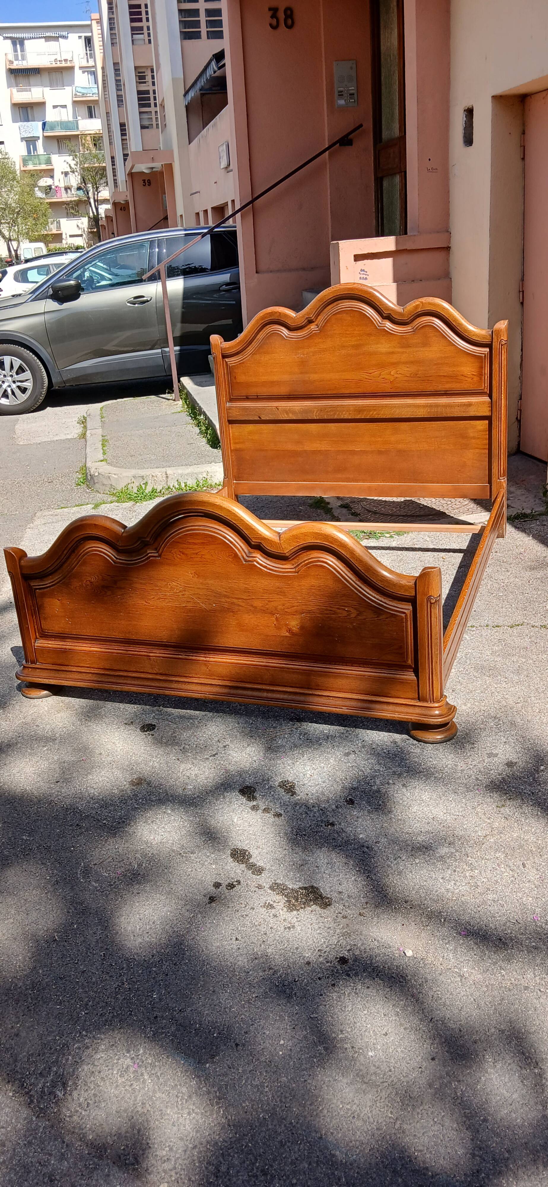 Double bed in solid oak.
