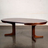 Table with central legs and 2 extensions.