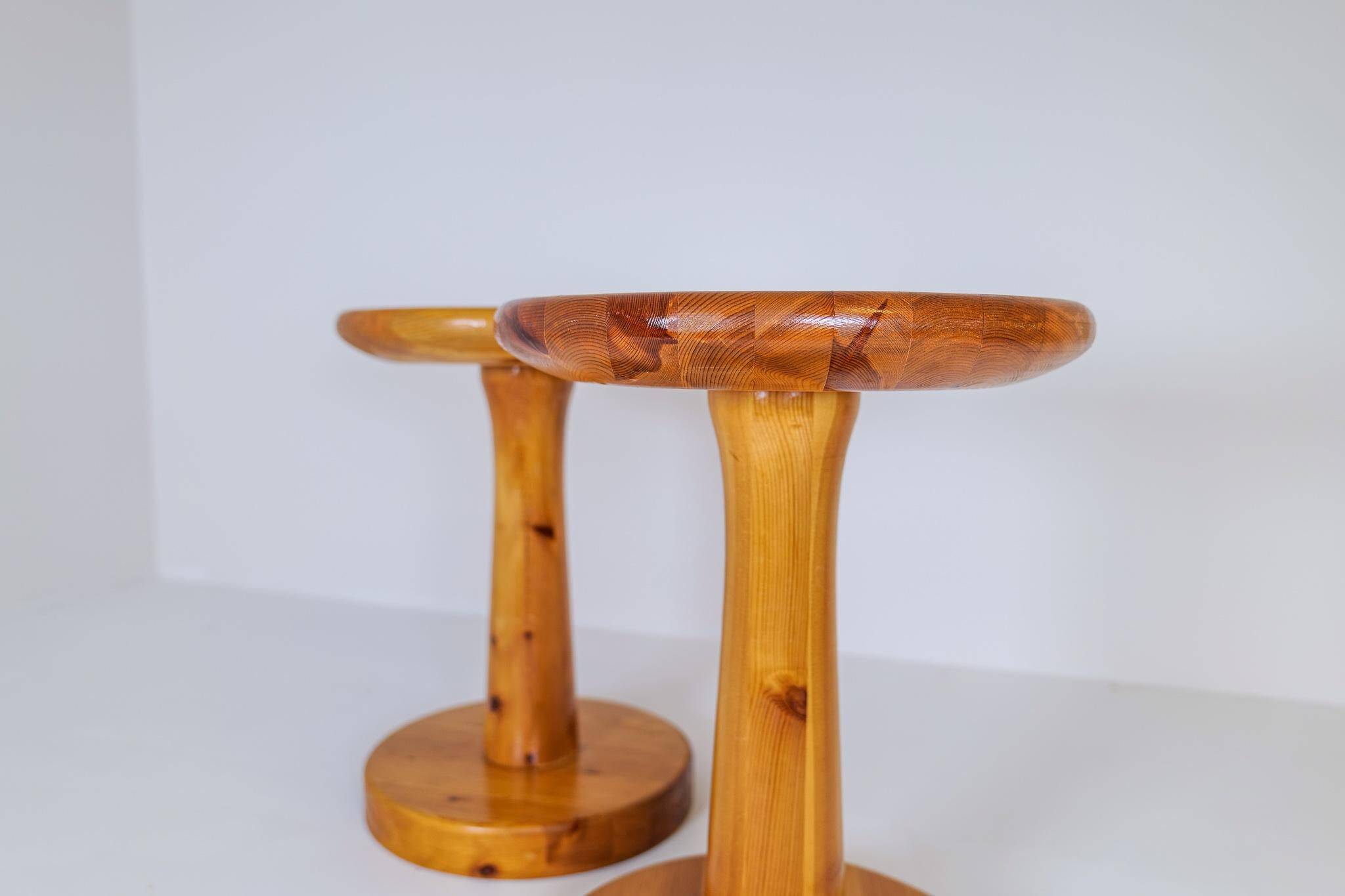 Pair of modern minimalist Scandinavian stools in pine, Sweden, 1970s.