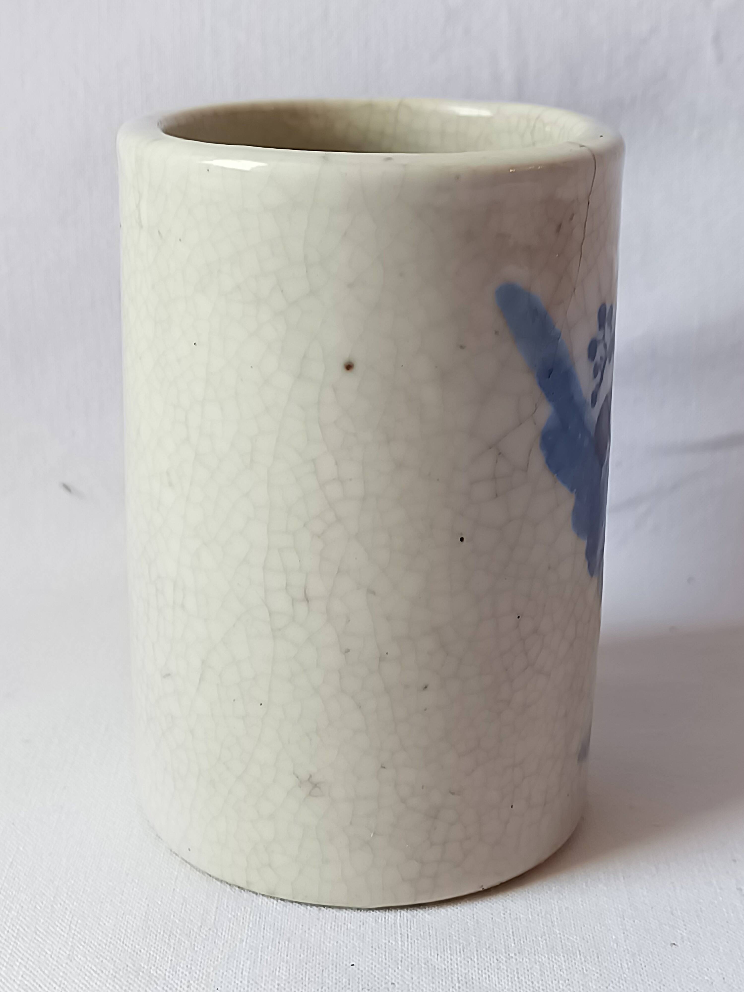 Antique cylindrical Bitong vase, cracked blue and white ceramic, China, late 19th century.