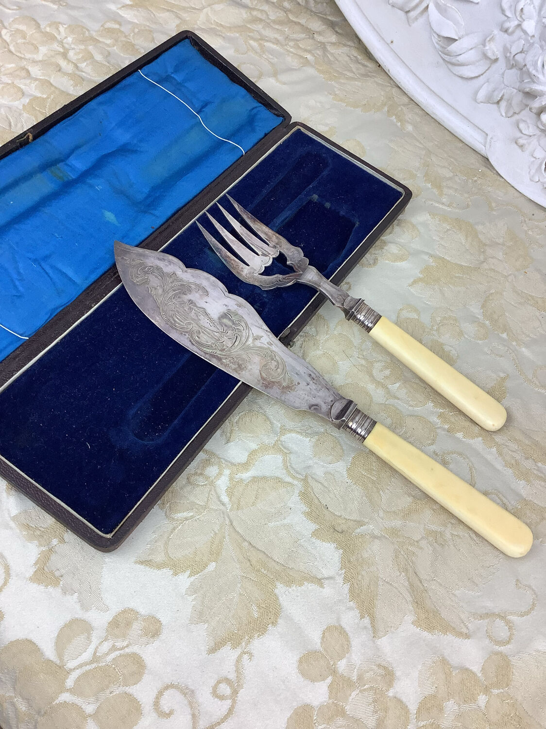 Antique fish service