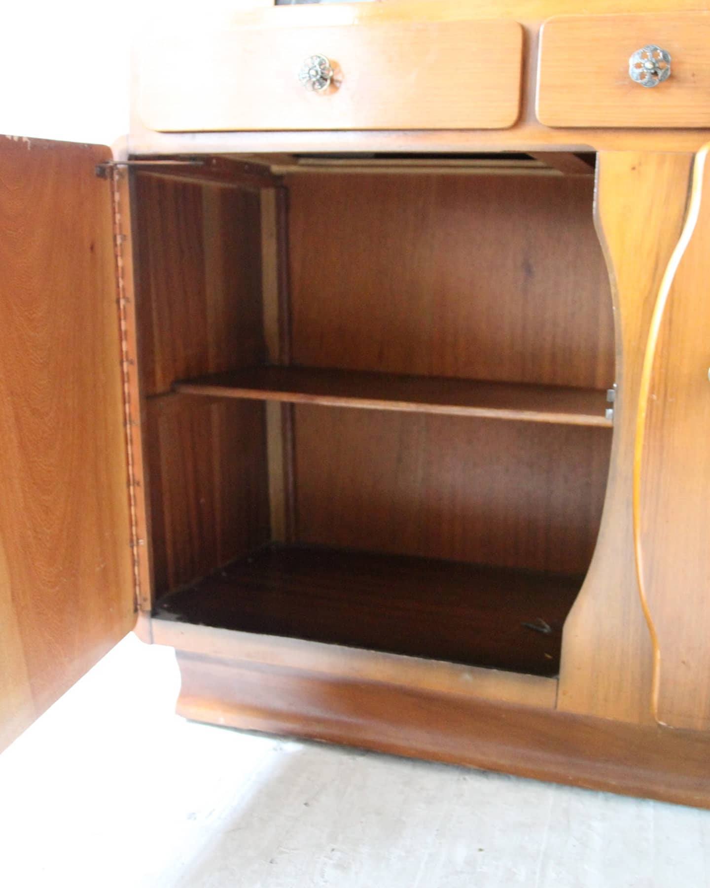 Art deco curvy cabinet