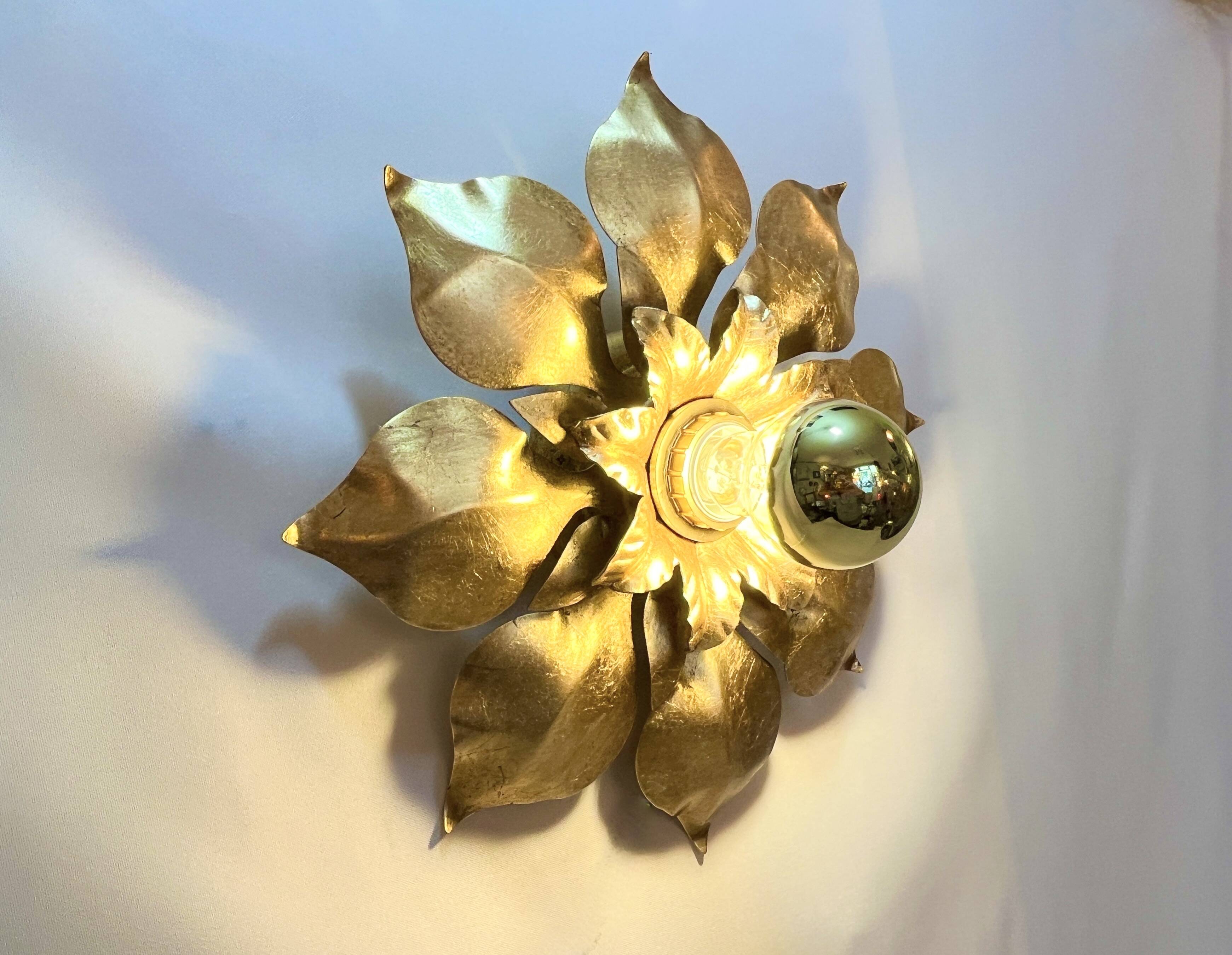 1970s 1980s Hollywood Regency Masca Gold Leaf Metal Flower Wall Sconce