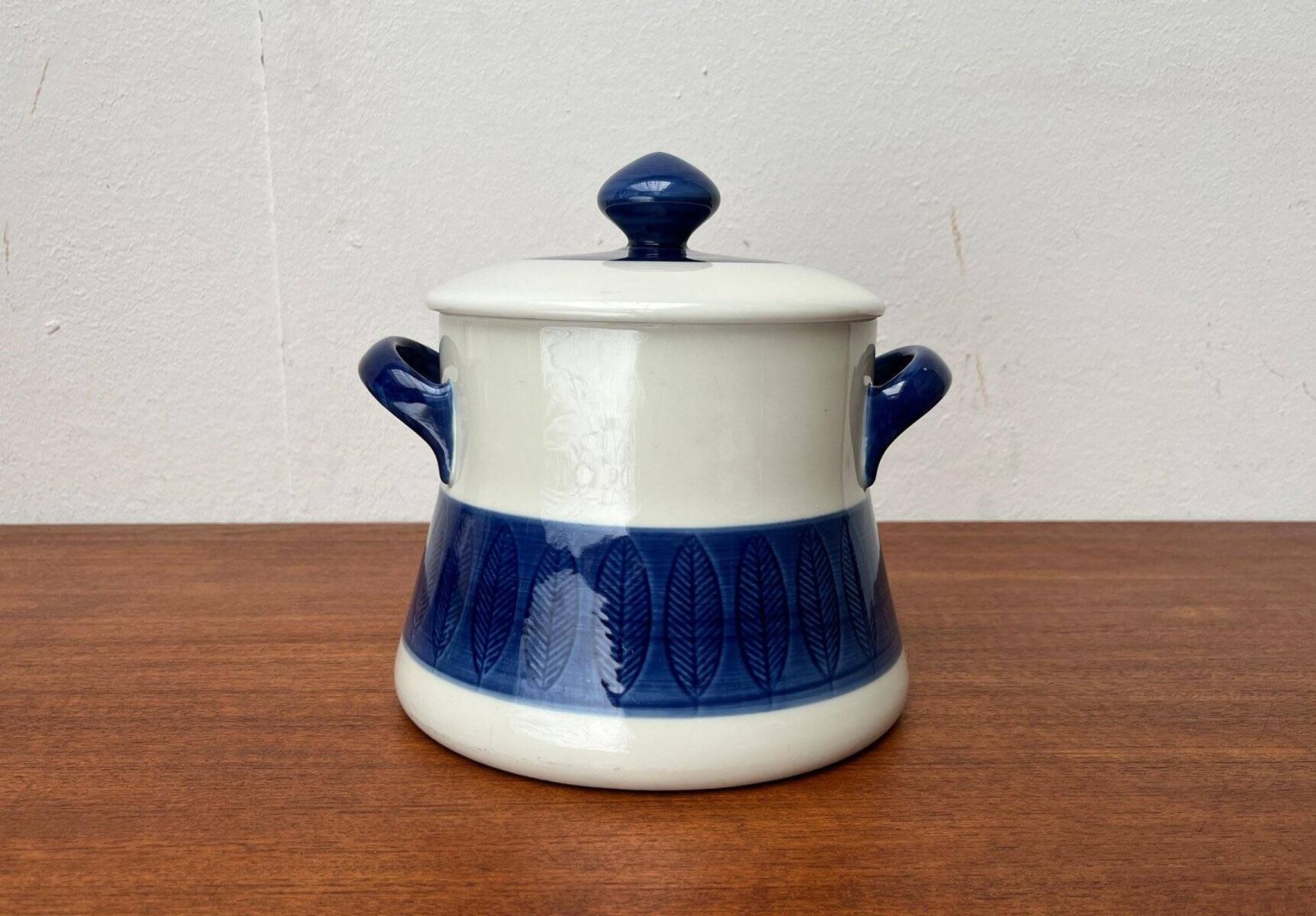 Grand terrine Swedish mid-century pot lid Koka Blue Bla by Hertha Bengtson for Rörstrand, 1950s