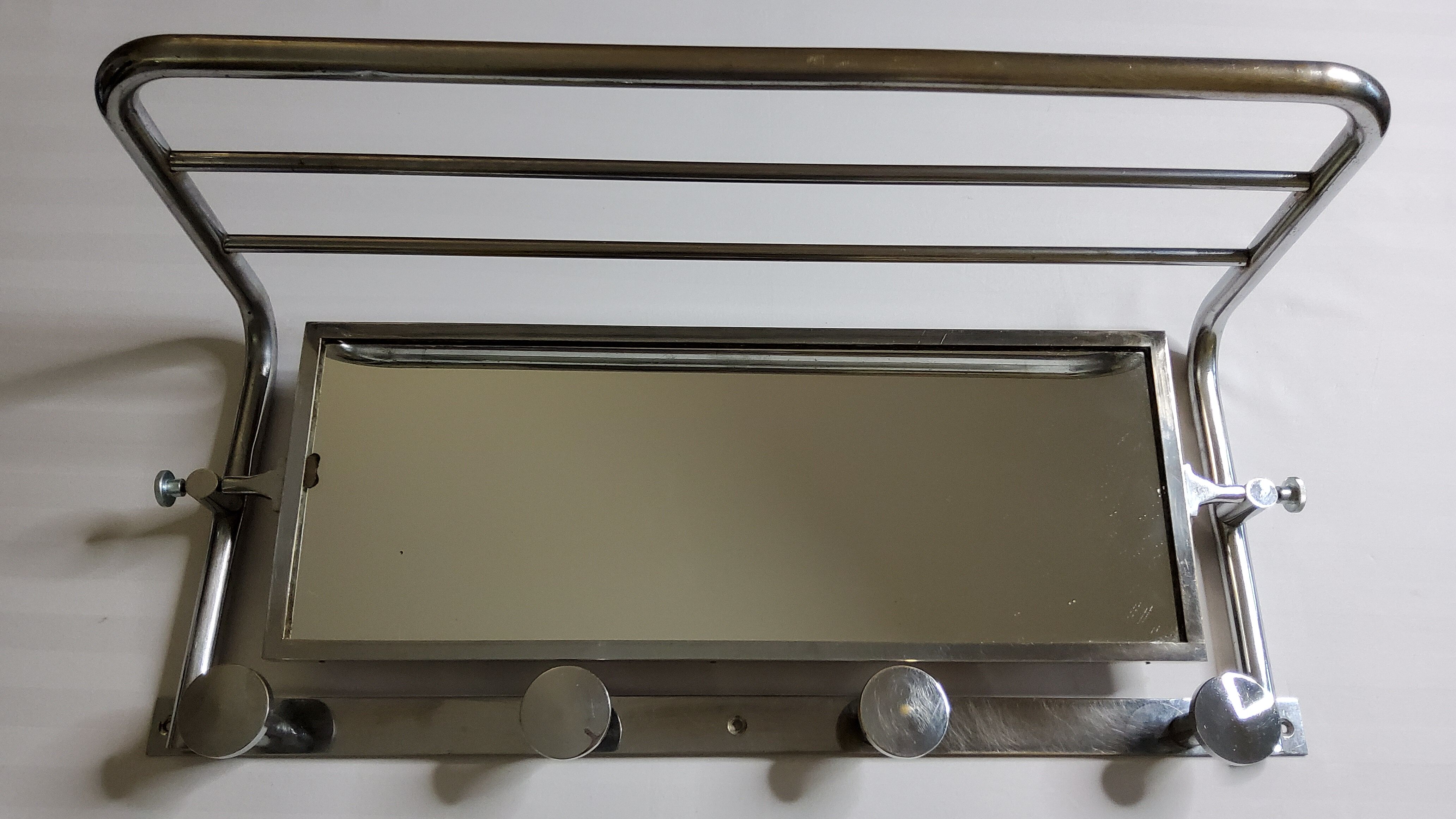 Portemanteau mural en métal chromé, miroir orientable, 4 patères et un porte chapeau, années 50