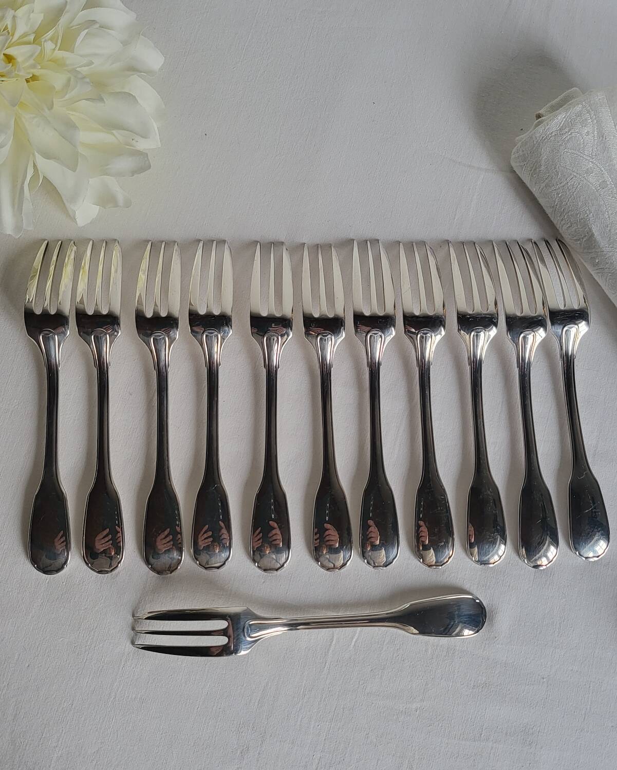 12 Christofle Versailles model cake forks in silver-plated metal.