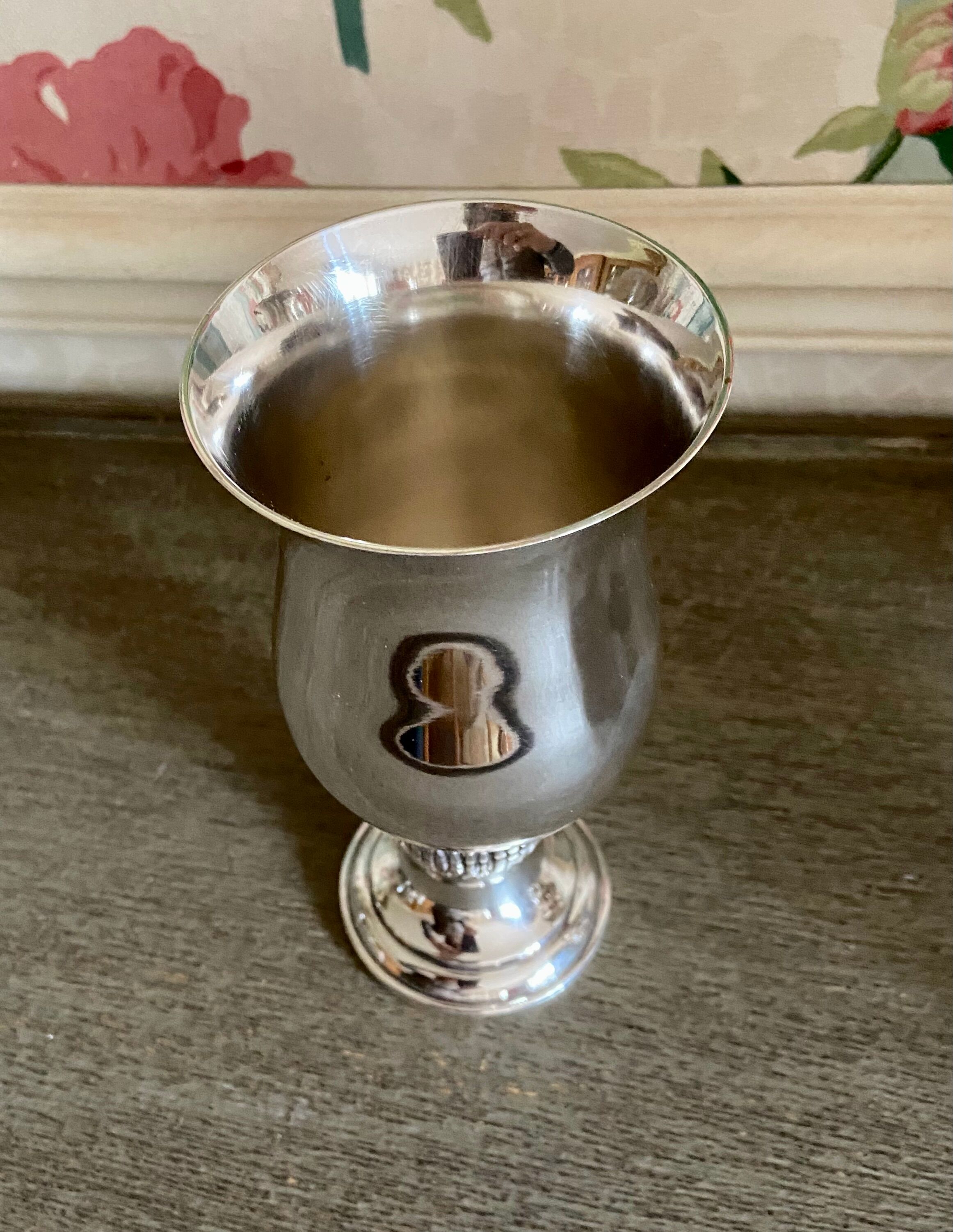 Curved vase silver metal decor "golf ball"