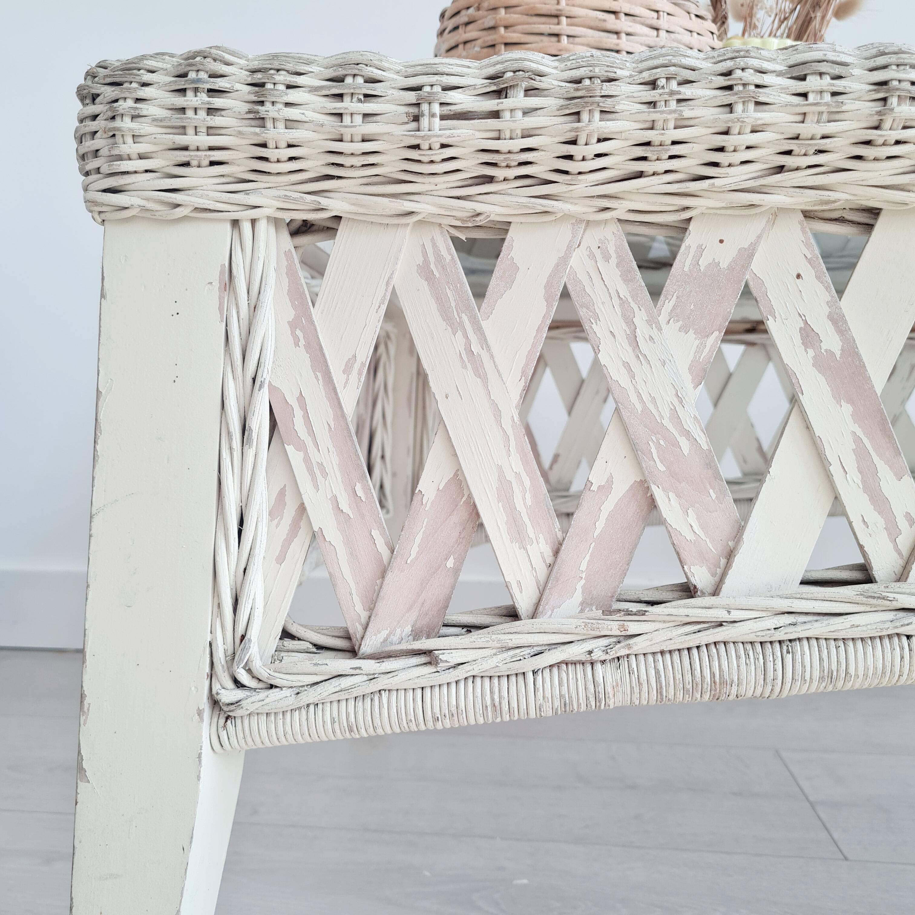 Table basse rotin blanc patiné plateau verre