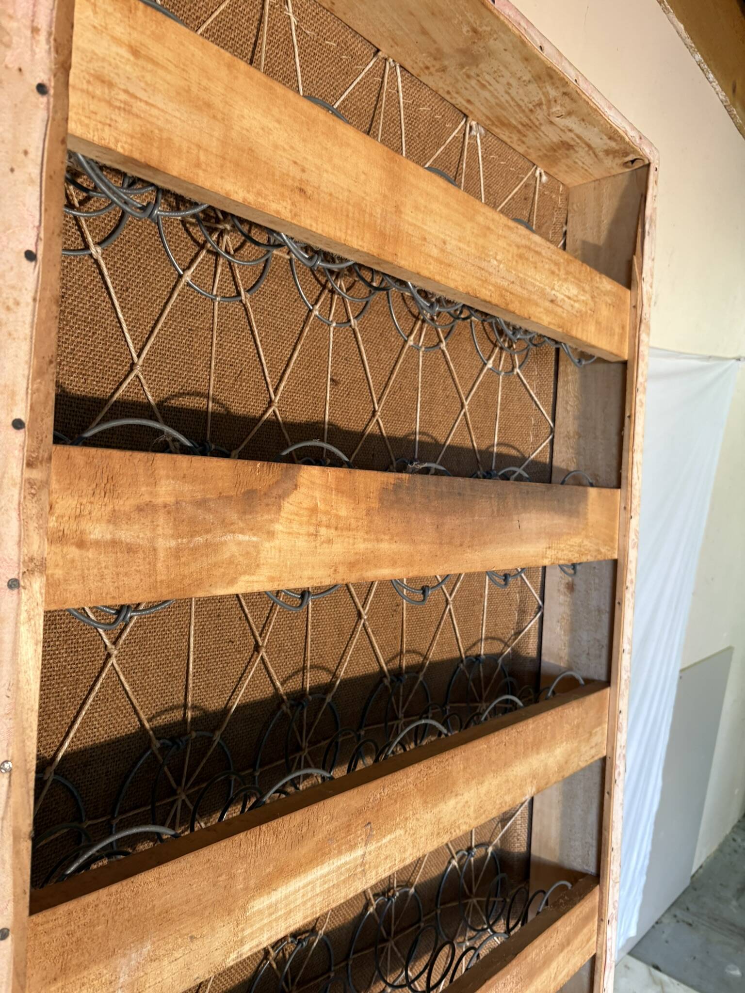 Antique Louis XVI style daybed in carved wood and patterned fabric