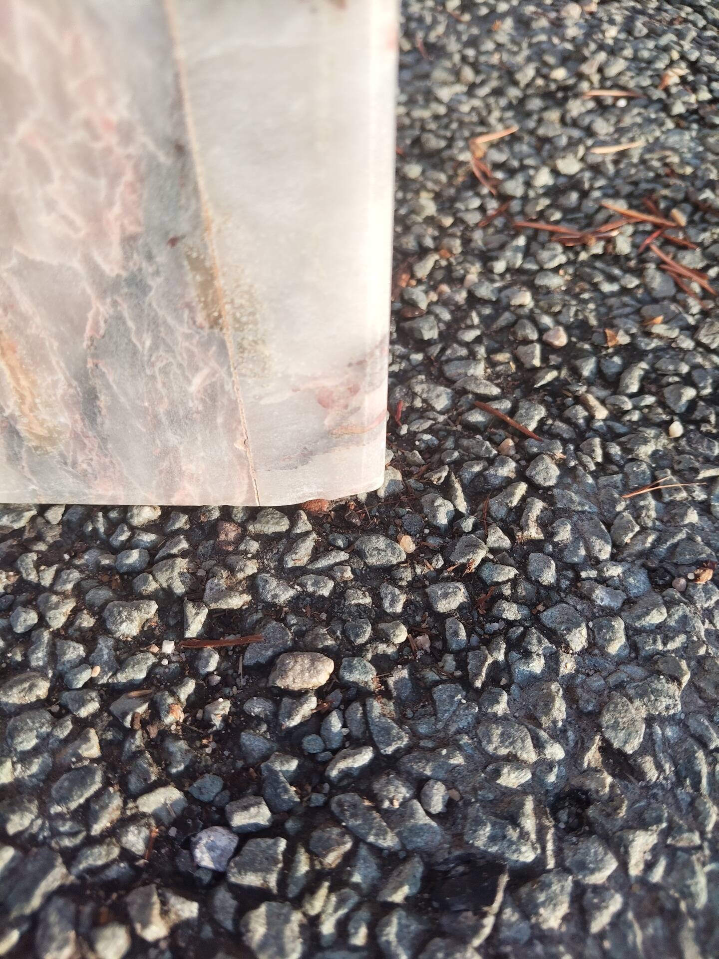 Sculptural coffee table in grey and pink marble – Vintage 1970s/1980s