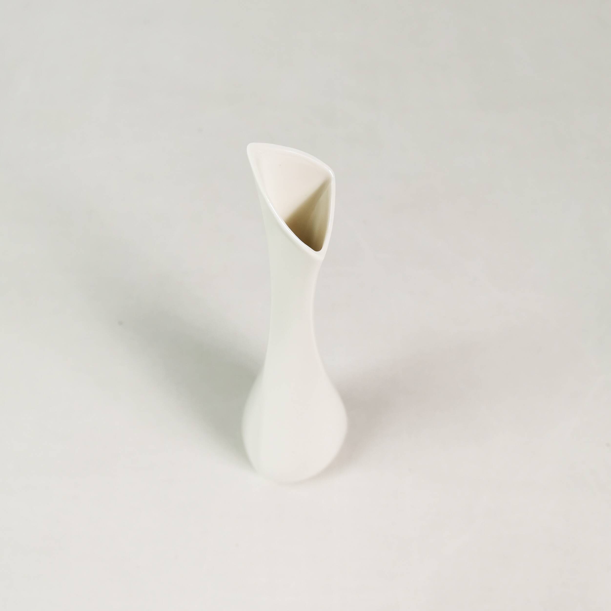 Minimalistyczny wazon porcelanowy, Sgrafo Modern, proj. Peter Muller, late 60.