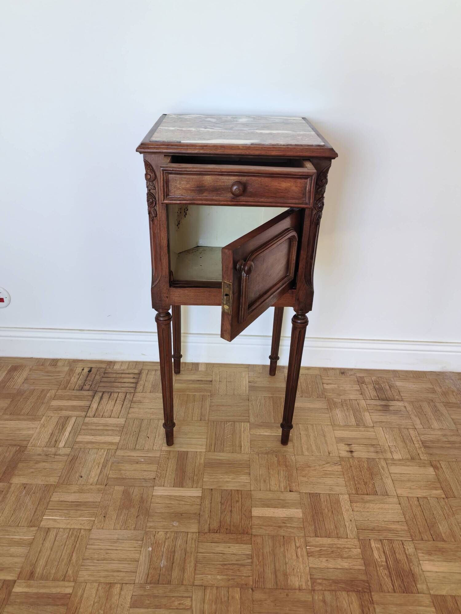 Louis XVI bedside table in walnut and marble - pink sculptures