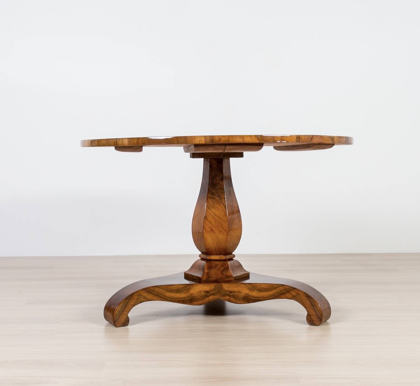 Biedermeier Period Round Walnut Table, Germany, circa 1840
