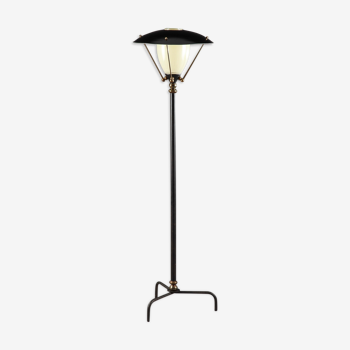 Tripod floor lamp in lamppost shape in iron and glass