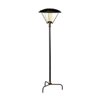 Tripod floor lamp in lamppost shape in iron and glass