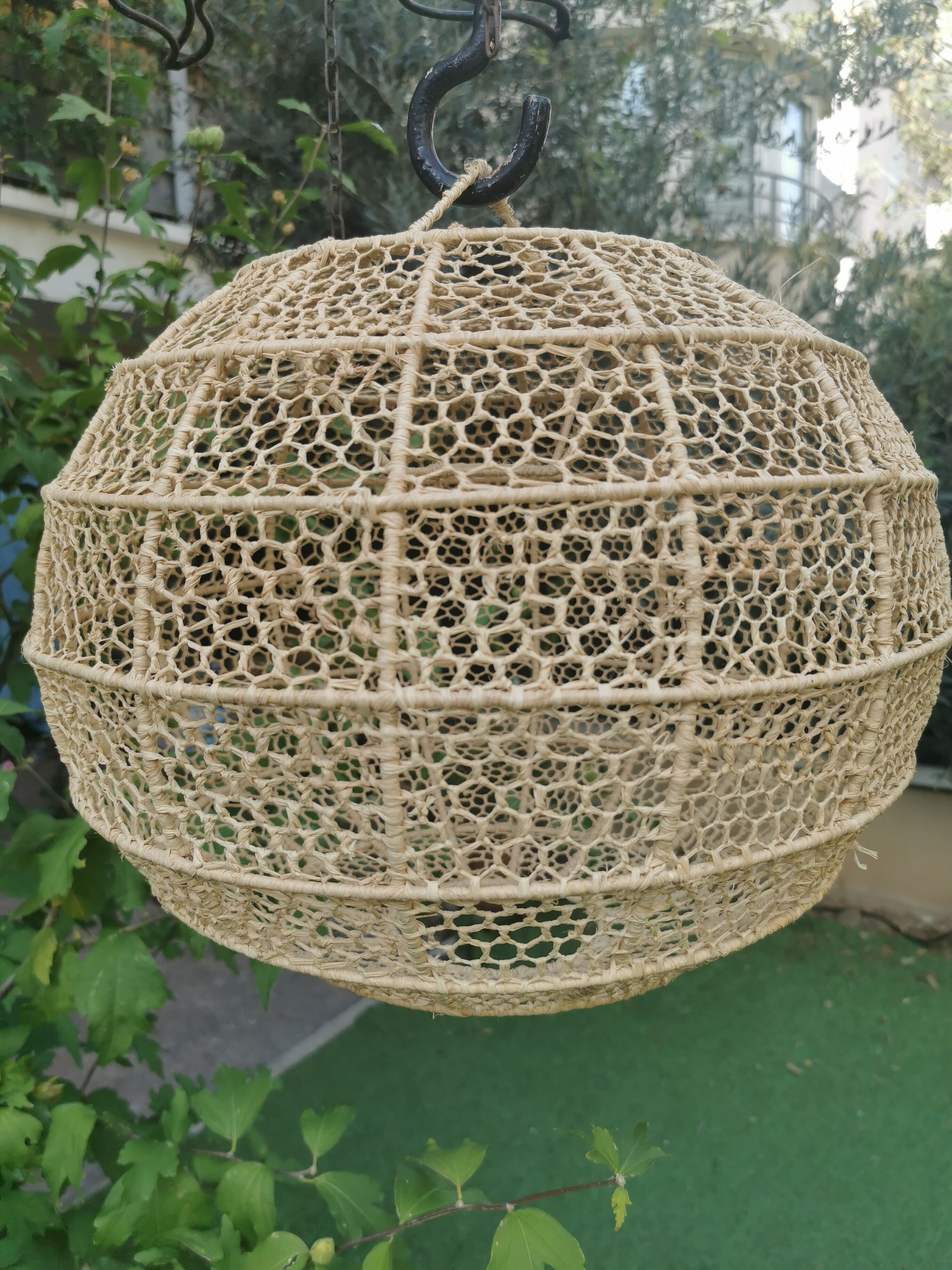 Suspension in raffia