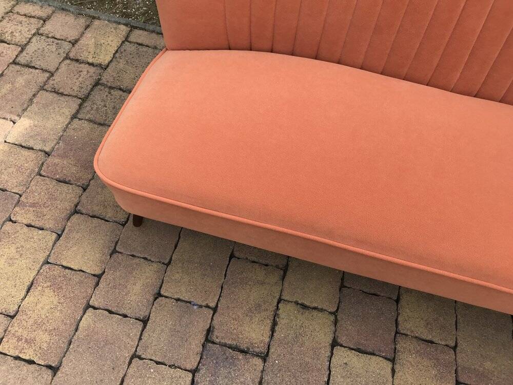 Canapé cocktail mid-century corail en tissu, pieds en hêtre massif — 1950