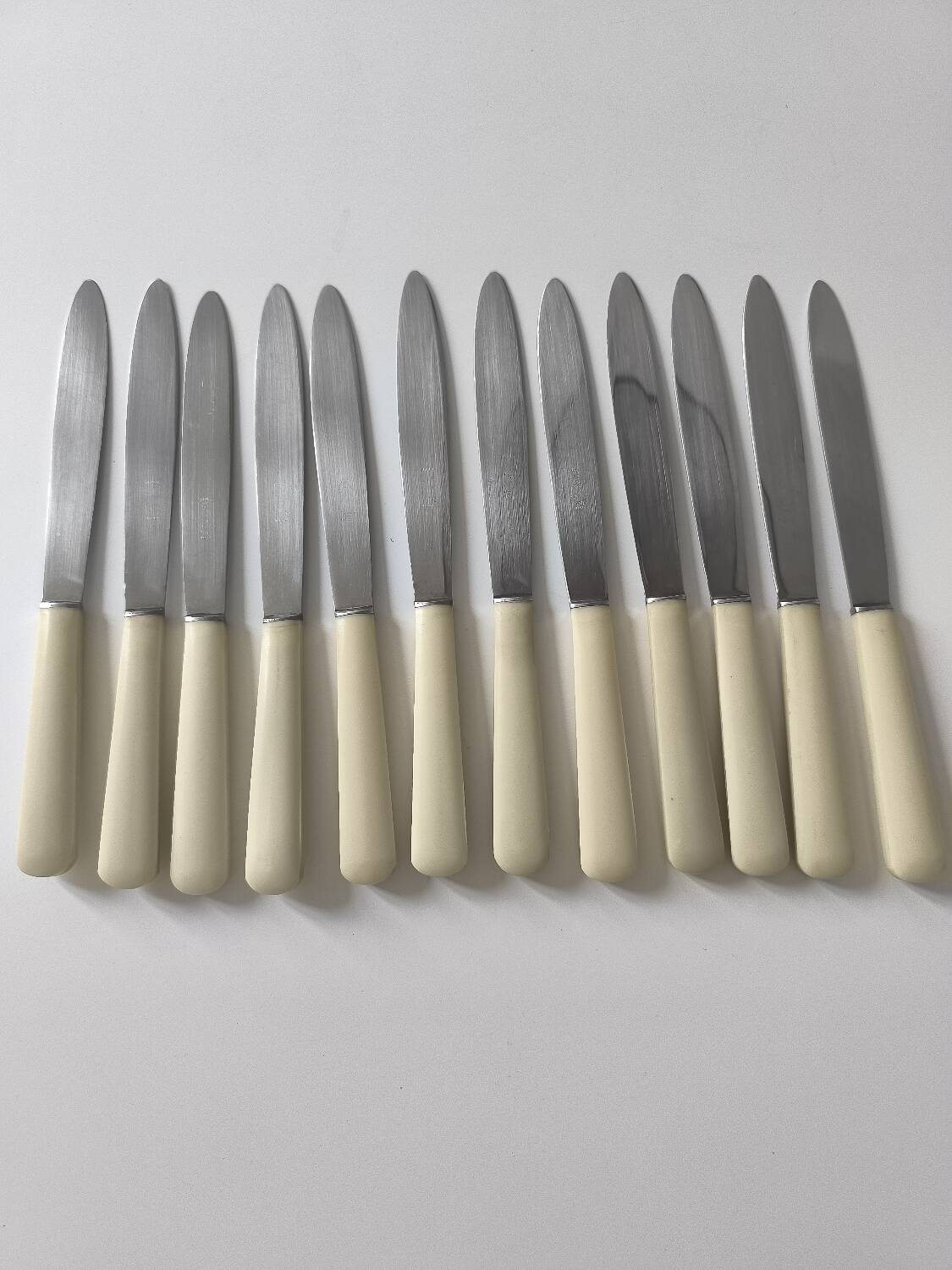 Set of 12 stainless steel and bakelite knives