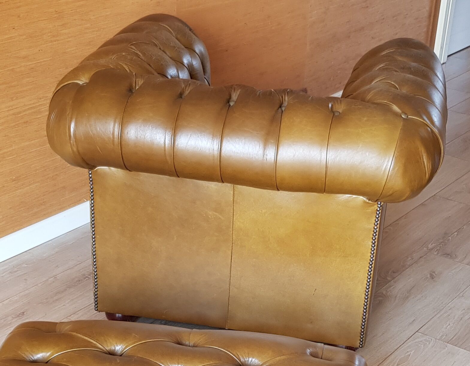 Fauteuil et repose-pied chesterfield en cuir vert