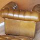 Fauteuil et repose-pied chesterfield en cuir vert