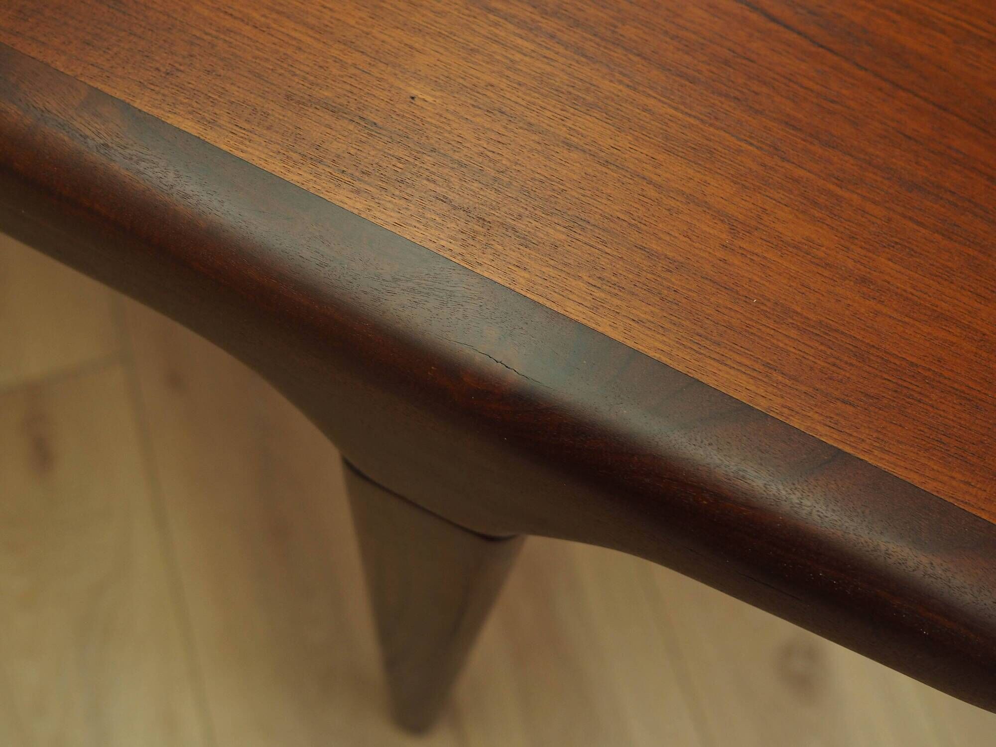 Table en teck, design danois, années 1970, designer : Johannes Andersen
