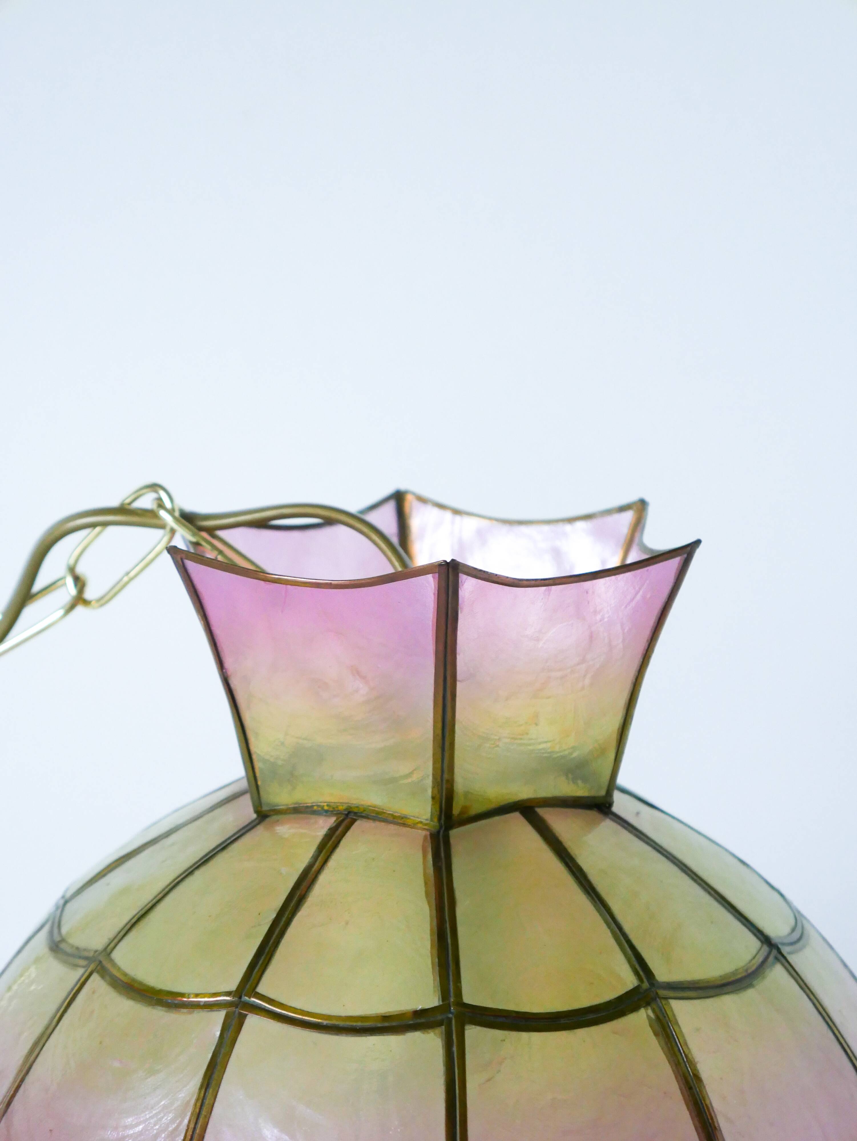 suspension en nacre Rose et Jaune, 1970