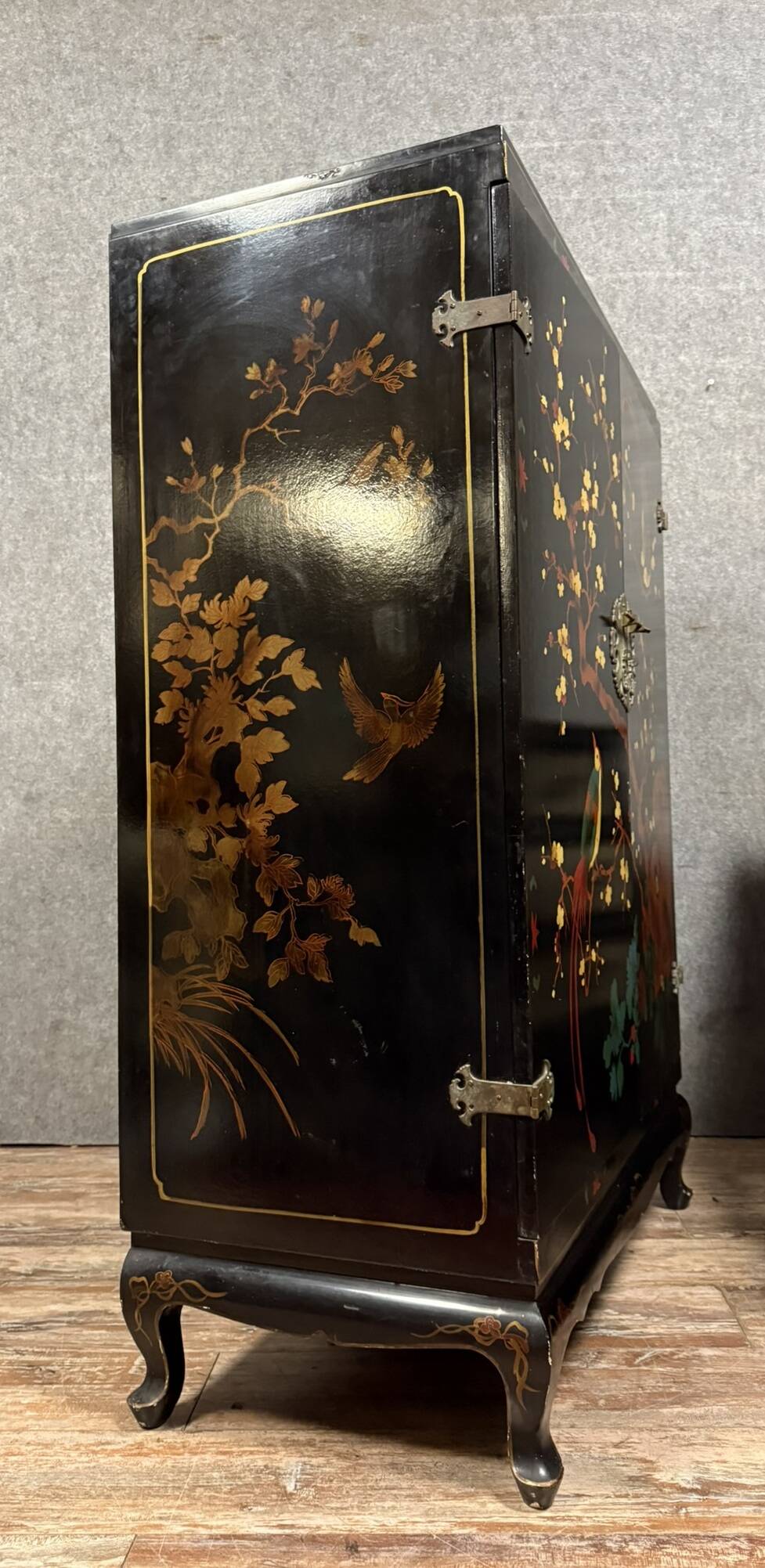 Chinese cabinet in black lacquer and colored decorations