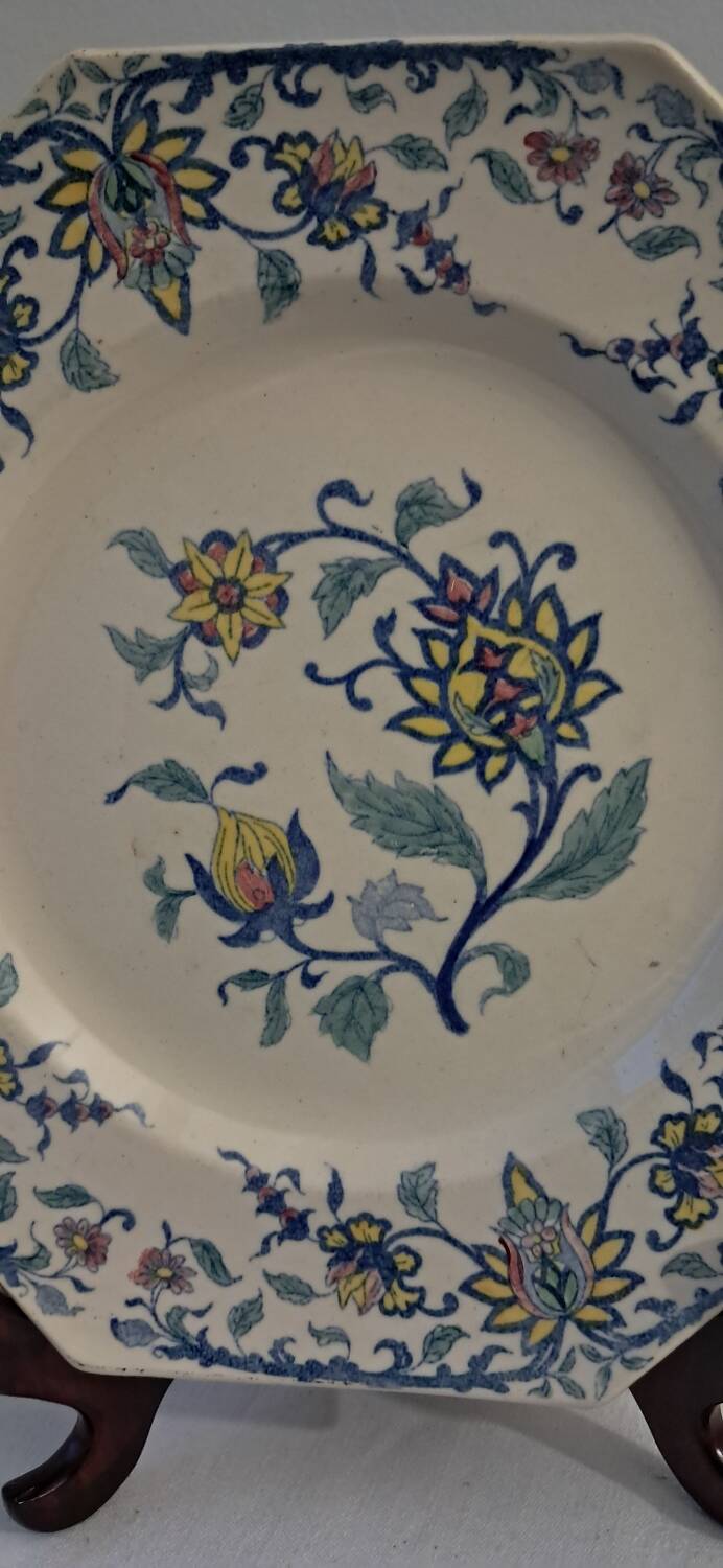 Longchamp octagonal plate, Bagdad model. Late 19th, early 20th century.