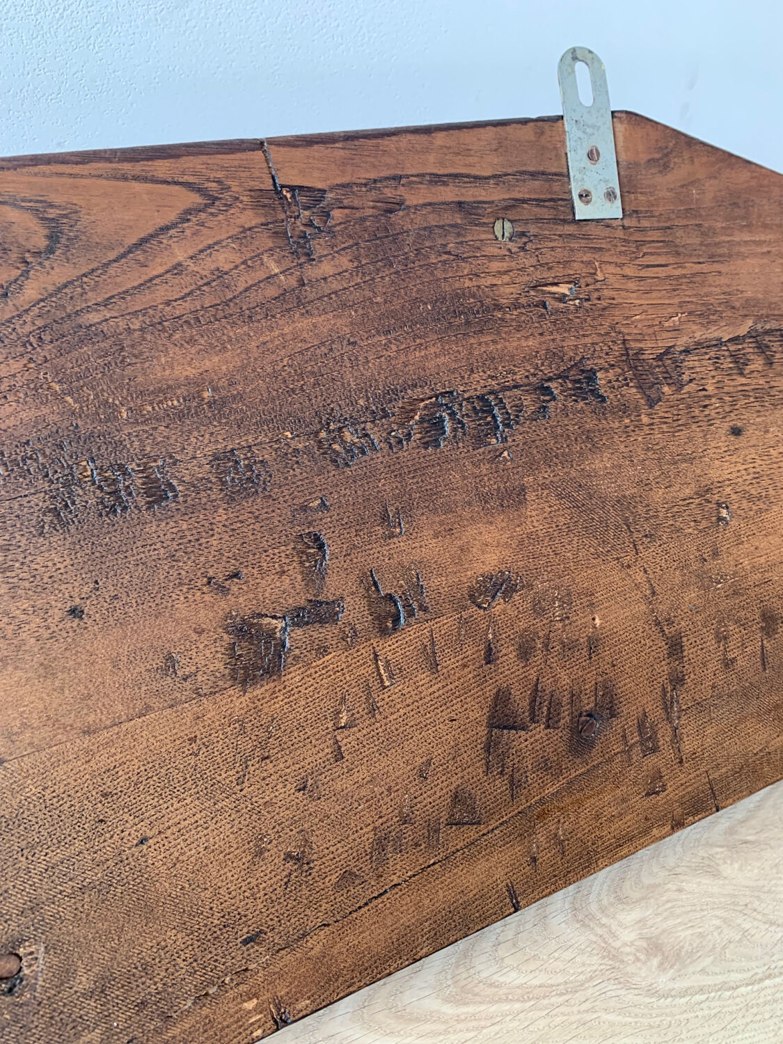 Wall shelf in wood